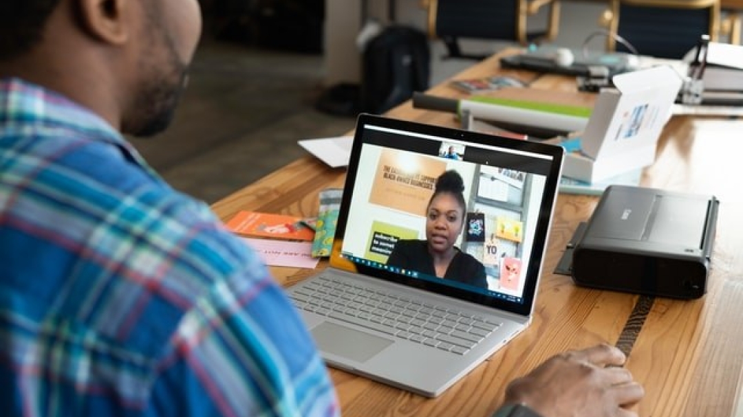 Linkedin sales solutions 1 Ly Bc Hr H4 J8 unsplash